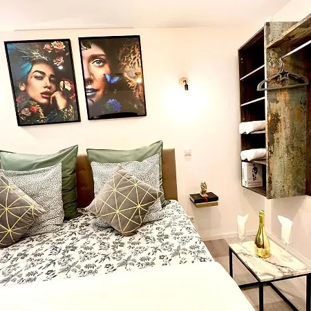 לינה וארוחת בוקר Living Solution 24 *