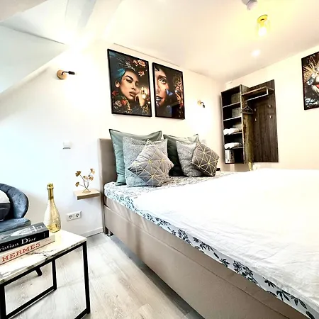 Living Solution 24 Bed & Breakfast *